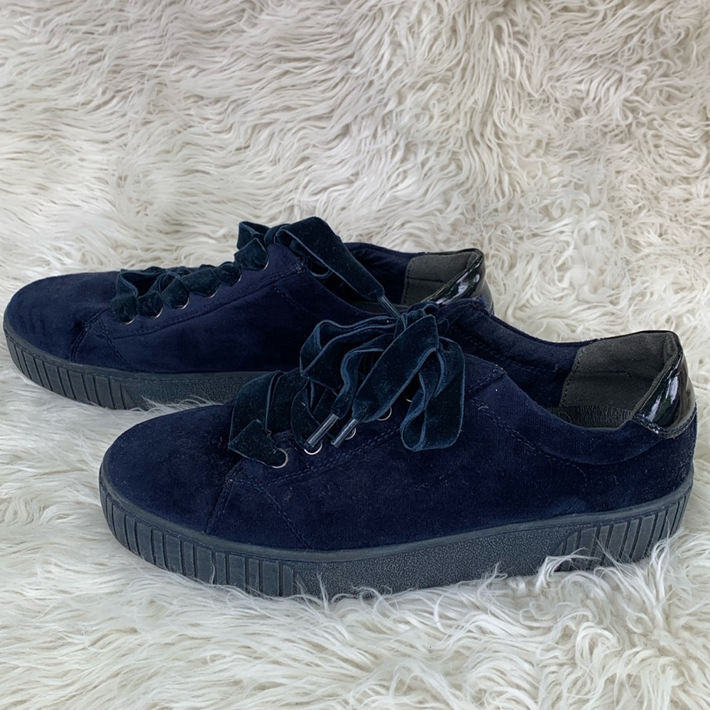 Velvet navy blue Marco Tozzi sneakers